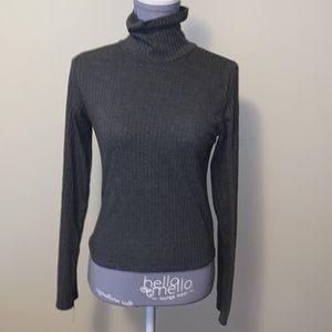 ❤️ Grey Ribbed turtleneck with some stretch/ spandex size medium❤️